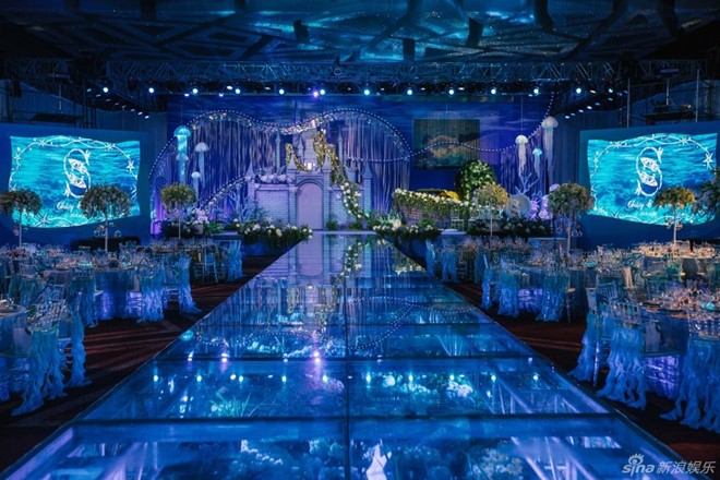 Màu xanh của đại dương là tông chủ đạo trong tiệc cưới.