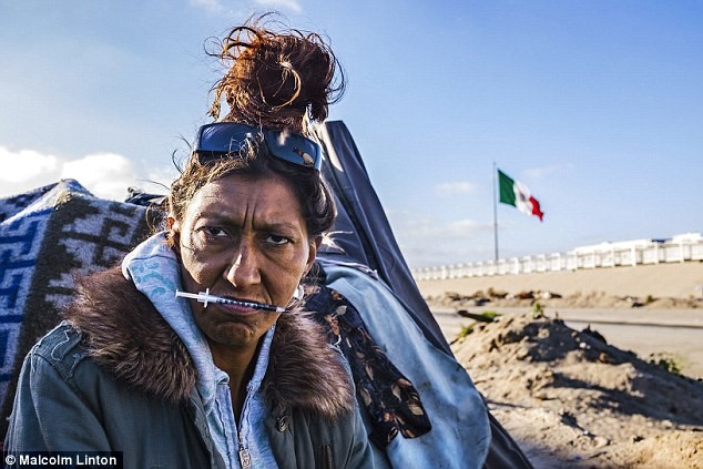Reyna Ortiz, một phụ nữ ở thành phố Tijuana, ngậm xi lanh trước khi tiêm ma túy vào cơ thể. Chồng của Reyna cũng nghiện ma túy.