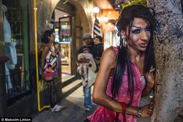 Fernanda Sanchez, một gái bán dâm chuyển giới, chờ khách hàng trên một con phố thuộc khu đèn đỏ của Tijuana. Nam giới đồng tính và gái bán dâm chuyển giới là hai đối tượng có nguy cơ nhiễm HIV cao nhất ở Tijuana. Với những 
