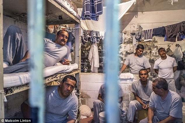 Phạm nhân trong nhà tù La Mesa ở Tijuana. Rất nhiều tù nhân vào La Mesa vì tàng trữ, buôn bán ma túy.