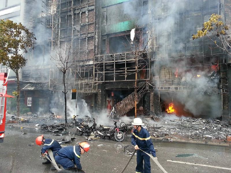 Sau vụ cháy, mặt tiền của bốn ngôi nhà đường Trần Thái Tông cháy trơ khung, ám đầy muội đen. 