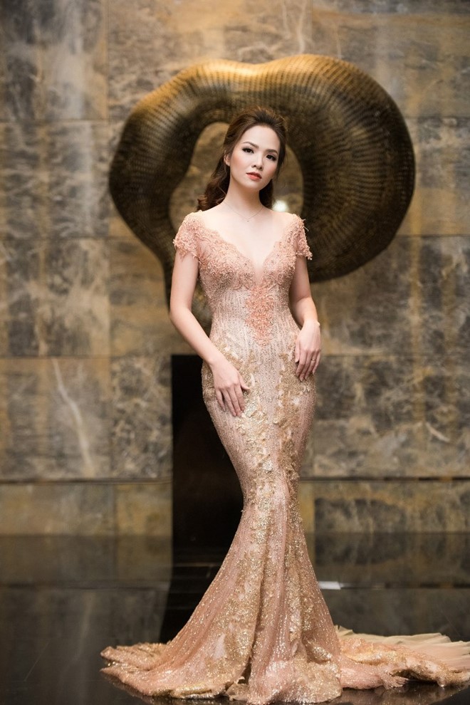 Tối 12/11, MC - diễn viên Đan Lê tham gia sự kiện tại Hà Nội với tư cách khách mời. Bà mẹ hai con chọn đầm ánh kim, cổ khoét sâu nổi bật giữa dàn khách mời là những người nổi tiếng Vbiz.