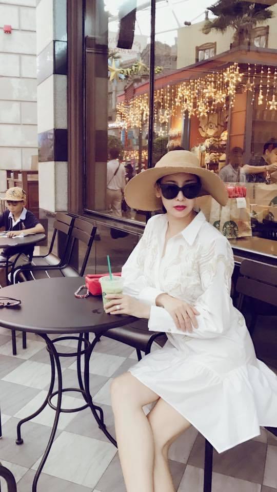 Hoa hậu Hà Kiều Anh tranh thủ đi uống cafe ở Singapore trong dịp đưa con trai đi thi bơi