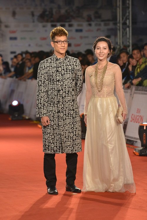 MC Minh Hà và nam diễn viên Chí Nhân cùng xuất hiện trên thảm đỏ. Cặp đôi thu hút sự chú ý của truyền thông sau khi vướng nghi án phim giả tình thật sau khi cùng tham gia bộ phim “Hôn nhân trong ngõ hẹp”. 