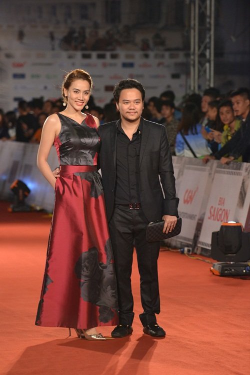 Diễn viên Trang Nhung và đạo diễn Hoàng Duy ôm eo tình tứ. 