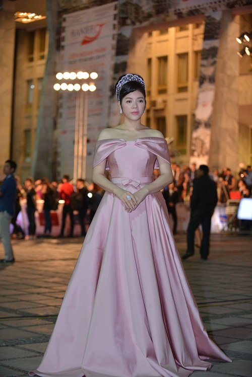 Người đẹp Lý Nhã Kỳ xuất hiện với chiếc đầm dạ hội màu hồng cúp ngực thanh lịch.