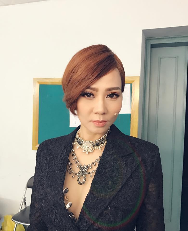 Ca sĩ Thu Minh thích thú với style mới, quyến rũ và mạnh mẽ. Phong cách này của cô được người hâm mộ khen không ngớt.