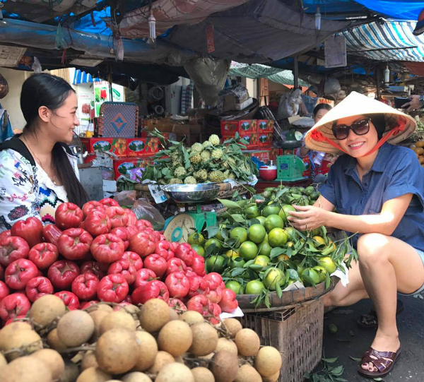 Ca sĩ Phương Thanh đội nón, đi dép lê ra chợ Châu Đốc mua hoa quả.
