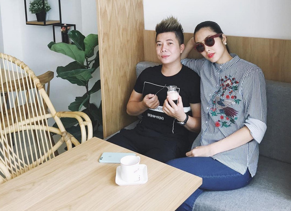 Tăng Thanh Hà ngồi uống cà phê cùng người bạn 