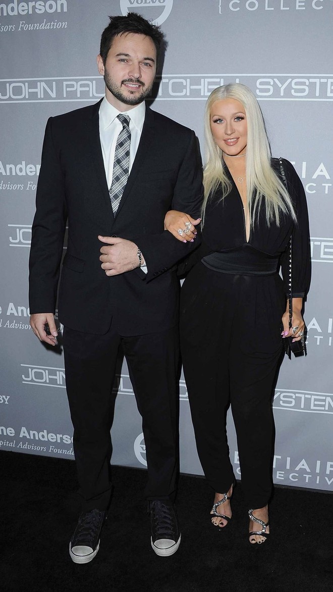 Cặp đôi Christina Aguilera và Matthew Rutler xuất hiện trong sự kiện với bộ cánh ton sur ton. Chưa chính thức đám cưới, cả 2 hiện sống chung với 2 con trai Max Liron (con trai riêng của Aguilera với chồng cũ) và Summer Rain. 
