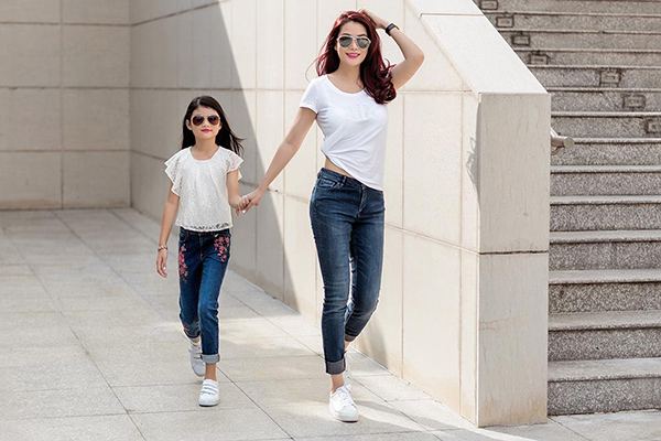 Trương Ngọc Ánh và con gái Bảo Tiên trẻ trung, năng động dạo phố cùng nhau.