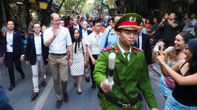 Nhiều vị khách du lịch tỏ ra khá bất ngờ khi gặp Hoàng tử trên phố Hà Nội. Ảnh: Nguyễn Khánh