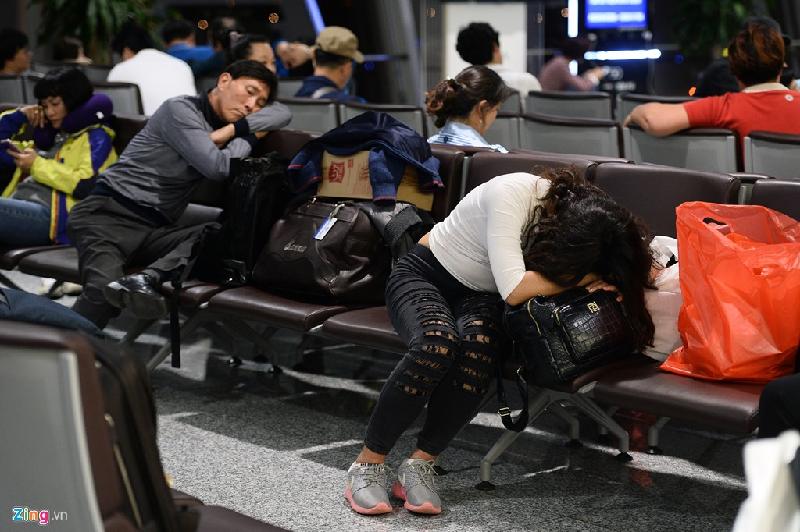 Bắt đầu từ 22h30, gần cửa khởi hành, nhiều hành khách ngủ vội vì mệt mỏi.