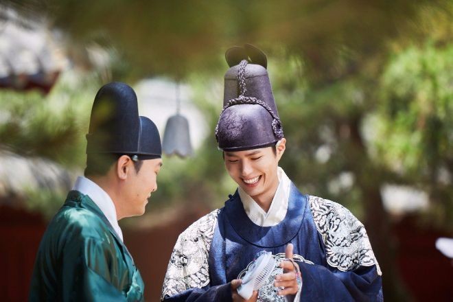 Khoác lên người bộ trang phục cổ xưa, chàng mỹ nam sinh năm 1993 thể hiện rất “ngọt” vai diễn thái tử Hyomyeong - con trai cả của vua của vua Sunjo thời Joseon - người thừa kế ngai vàng, tính cách nghiêm túc nhưng nghịch ngợm, có cảm hứng với hội họa, âm nhạc và giao tiếp. Chuyện tình thú vị, vui vẻ nhưng cũng rất lãng mạn, ngọt ngào của anh với “nàng” thái giám Hong Ra On (Kim Yoo Jung thủ vai) đã khiến nhiều khán giả mê mẩn theo dõi.