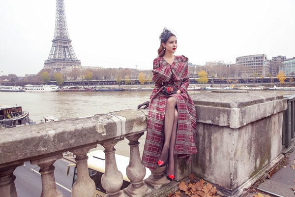 Trước giờ G của show nội y lớn nhất hành tinh, Ngọc Duyên thực hiện một bộ ảnh tuyệt đẹp trên phố Paris. Trong bộ trang phục cổ điển, Ngọc Duyên hòa mình vào phong cảnh lãng mãn, ngọt ngào của mùa thu nước Pháp.