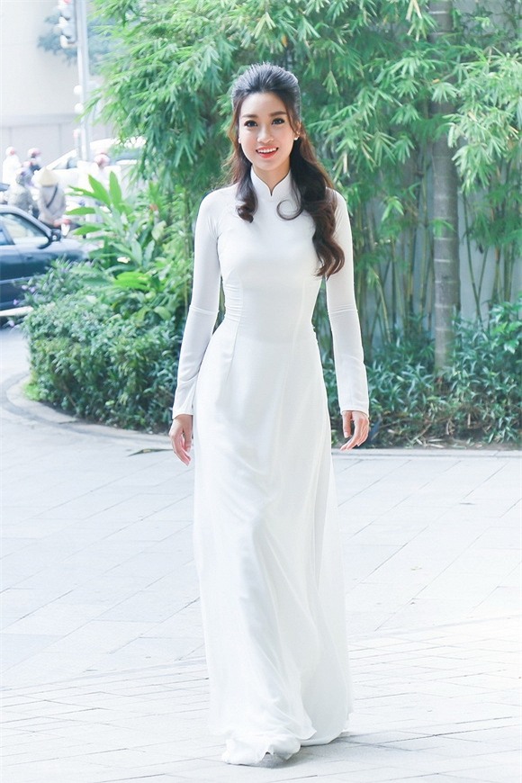 Hoa hậu Đỗ Mỹ Linh mặc áo dài trắng, thướt tha trên đường phố Hà Nội.