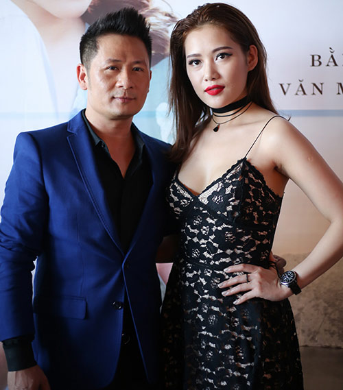 Ca sĩ Bằng Kiều chụp ảnh cùng bạn gái Tiến Đạt khi anh ra mắt dự án âm nhạc mới.