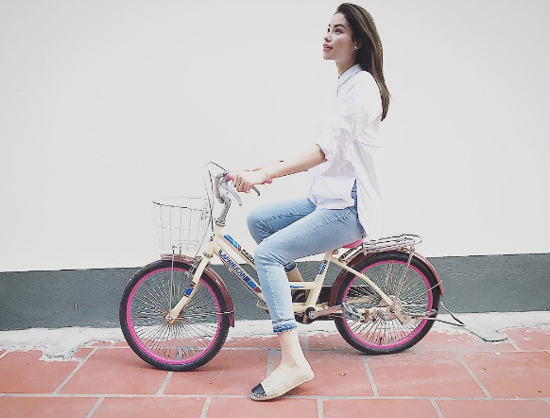 Hoa hậu Phạm Hương ngây thơ và xinh tươi cùng style giản dị gồm áo sơ mi trắng, quần jeans xắn gấu.