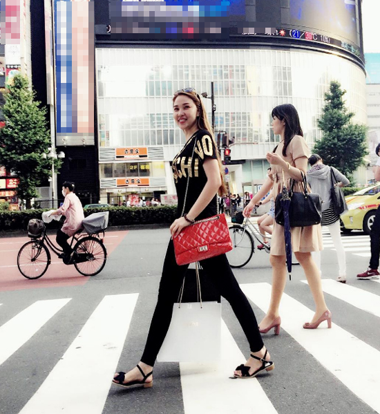 Quần skinny đen, áo phông hiệu Moschino, túi Chanel đỏ tạo nên cho Quỳnh Thư street style đầy cuốn hút.