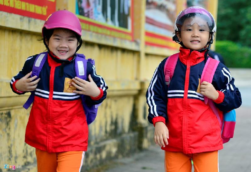 Học sinh trường Tiểu học Nam Trung Yên (quận Cầu Giấy) mặc đồng phục mùa đông đến trường, sáng 24/11.
