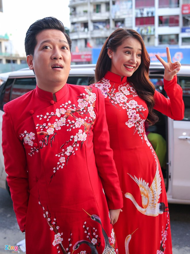Xuất hiện tại live show Chàng hề xứ Quảng 2 vào chiều 12/11 ở Đà Nẵng, Nhã Phương và Trường Giang nổi bật khi mặc áo dài đỏ in hình hoa đào và chim công. 