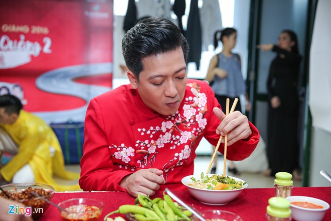 Trước khi bắt đầu buổi diễn, các nghệ sĩ lót dạ bằng món ăn truyền thống của Quảng Nam - mì Quảng. Đây cũng chính là món ăn Trường Giang yêu thích nhất.