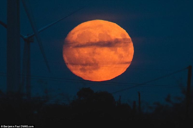 Siêu trăng ở nước Anh. Lần xuất hiện vào hôm nay 14/11 sẽ là lần Mặt Trăng ở gần Trái Đất nhất từ tháng 1/1948. Ảnh: 
