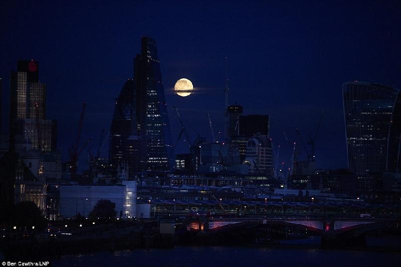 Đêm trăng rằm ở khu vực trung tâm tài chính của London ngày 13/11. Ảnh: 