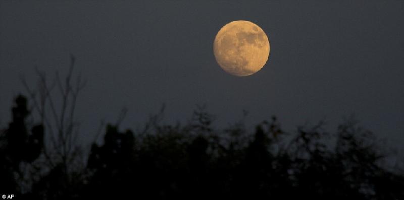 Mặt trăng nhìn từ thung lũng Hefer ở Israel. Vệ tinh của trái đất sẽ chạm tới cận điểm vào lúc 8h52 sáng ngày 14/11 theo giờ chuẩn miền Đông (EST, 20h52 ngày 14/11 giờ Hà Nội) và trăng tròn sẽ đạt đỉnh trong khoảng 2-3 giờ sau đó. Ảnh: 
