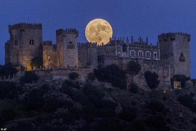 Mặt trăng ở Madrid, Tây Ban Nha to hơn và sáng hơn so với trăng rằm bình thường. Ảnh: 