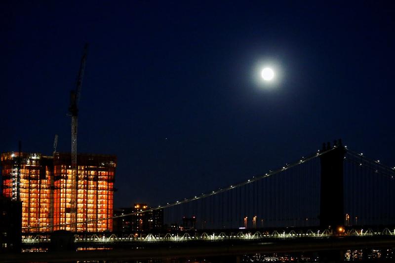 Siêu trăng phía trên cầu Manhattan tại New York đêm 13/11. Ảnh: 