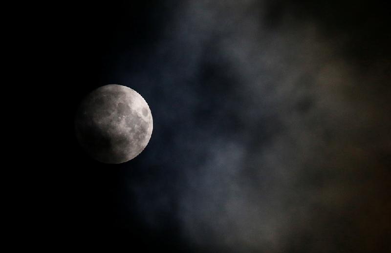 Trăng rằm trên bầu trời thủ đô Vienna của Áo. Sau ngày 14/11, siêu trăng thứ 3 trong năm nay sẽ xuất hiện vào ngày 14/12 nhưng không to và sáng bằng. Ảnh: 