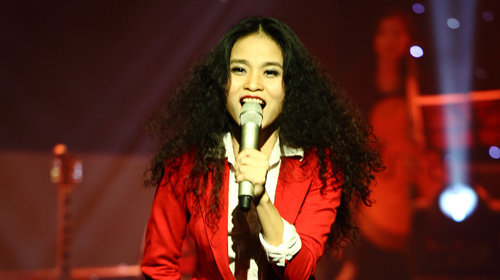Gương  mặt lạ, mái tóc xù quen thuộc đã trở thành đặc điểm nhận dạng riêng của nữ ca sĩ.
