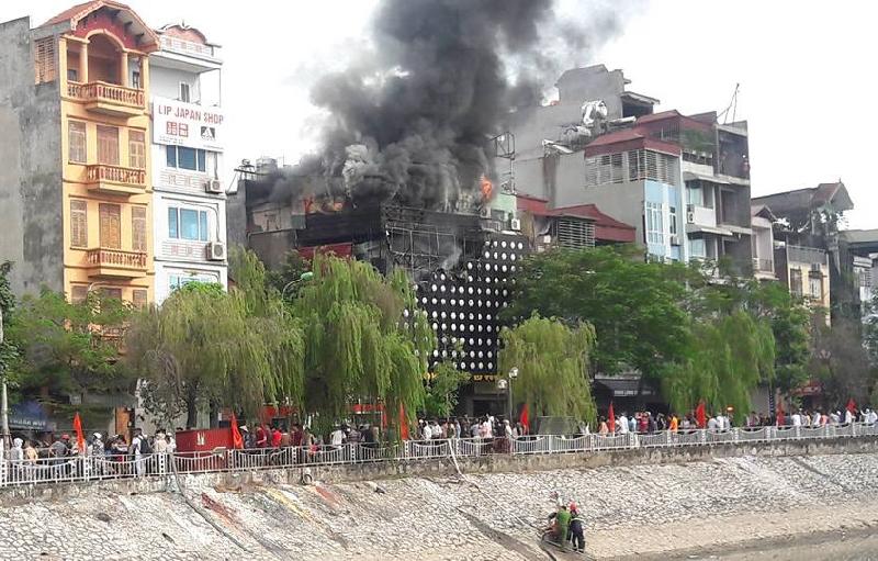 15h ngày 31/8, tại quán karaoke trên đường Vũ Tông Phan, quận Thanh Xuân, Hà Nội xảy ra vụ cháy lớn. Hơn 40 cảnh sát và 7 xe chuyên dụng tham gia dập lửa. 2 xe thang được sử dụng để phun nước từ trên cao. Theo người dân, mặt sau quán karaoke có công nhân đang hàn xì thời điểm xảy ra hỏa hoạn. Đây có thể là nguyên nhân khiến đồ đạc bên trong bắt lửa và gây cháy.
