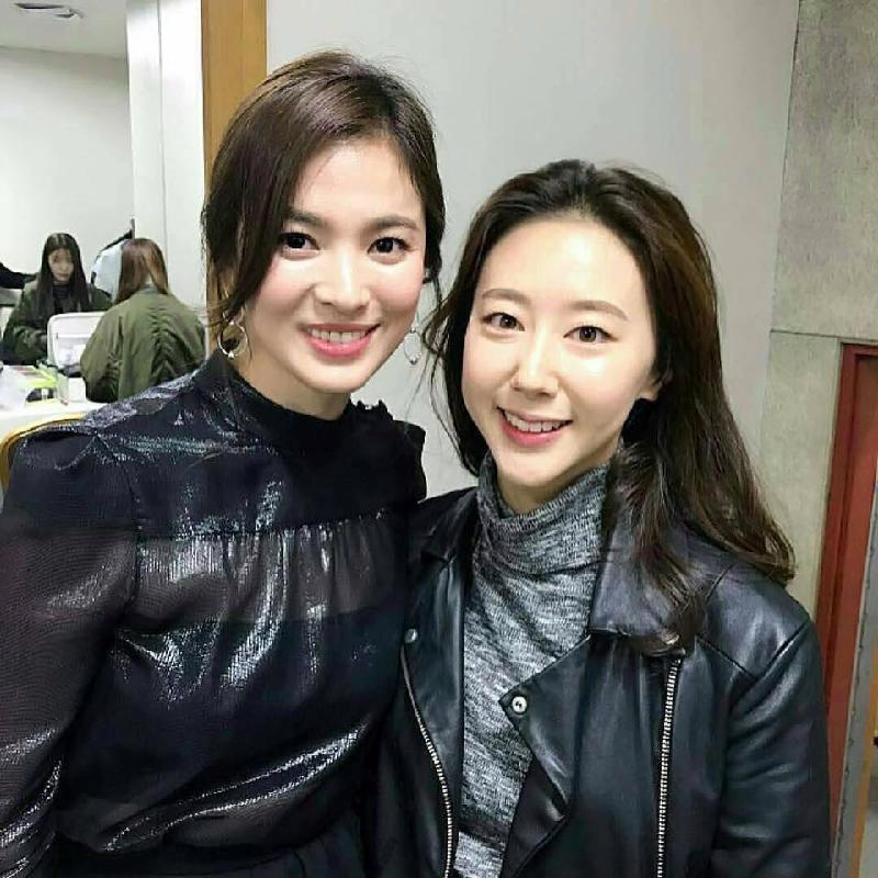 Hình ảnh hiếm hoi Song Hye Kyo chụp hình cùng fan.