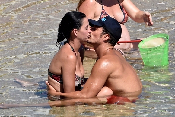 Katy Perry và Orlando Bloom công khai hôn môi nồng nàn trên biển Malibu, Mỹ vào hồi tháng 3 năm nay.
