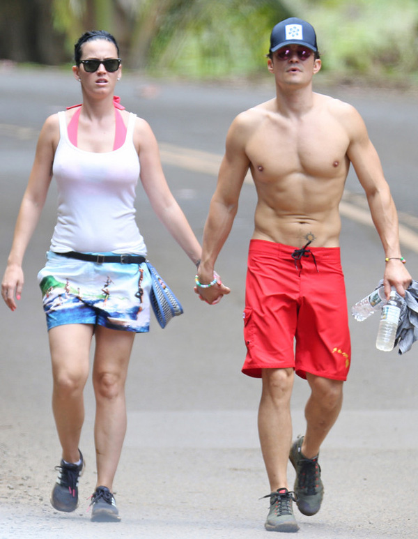 Cặp đôi nắm tay tình từ khi đi bộ dưới trời nắng ở Hawaii cùng tháng.