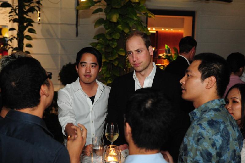 Đại sứ quán Anh cho biết, cùng với ông Giles Lever, Đại sứ của Nữ Hoàng tại Việt Nam, Công tước đã gặp gỡ các khách mời trong giới nghệ thuật, doanh nghiệp...