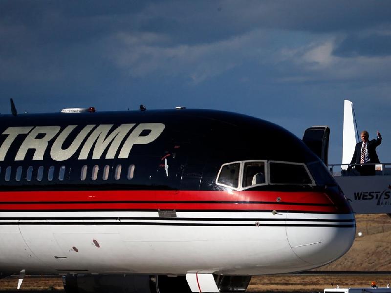Chiếc máy bay Boeing 757 này có giá khoảng 100 triệu USD, mang số hiệu N757FA và thuộc quyền sở hữu của ông Trump kể từ năm 2011. 