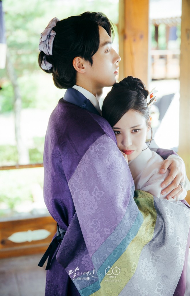  Moon Lovers  Tuy không phải cặp đôi chính nhưng chuyện tình ngọt ngào giữa của Thập tam hoàng tử Baek Ah (Nam Joo Hyuk) và công chúa bại quốc Baek Ah (Seohyun) vẫn nhận được rất nhiều cảm tình của khán giả khi theo dõi bộ phim Moon Lovers.