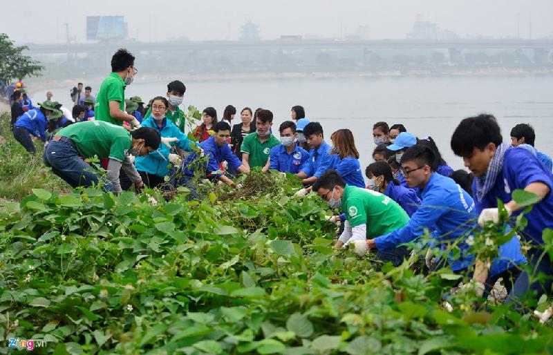 Khoảng 400 người tham gia dọn dẹp rác bao gồm sinh viên trên địa bàn Hà Nội, cư dân phường Hoàng Liệt, các tổ chức bảo vệ môi trường và phật tử chùa Pháp Vân (nằm trên địa bàn quận Hoàng Mai).