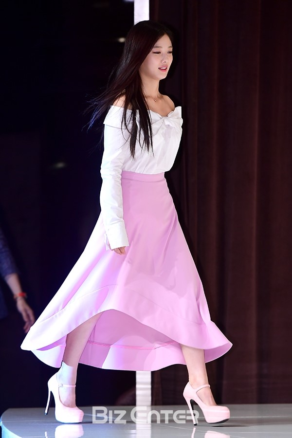 Gần đây, Kim Yoo Jung thường chọn tông màu pastel cho trang phục sự kiện. Tại buổi giới thiệu 