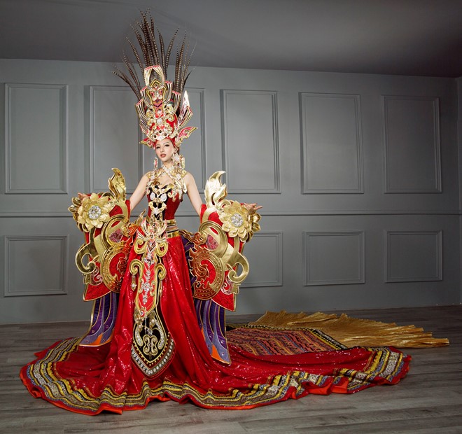 Để hoàn thiện bộ quốc phục cho Khả Trang dự thi chung kết Hoa hậu Siêu quốc gia, nhà thiết kế và ê-kíp phải làm việc trong 3 tháng.Bộ cánh nặng 45 kg với phần đuôi cá dài hơn 3,5 m, sải cánh dài 2 m.
