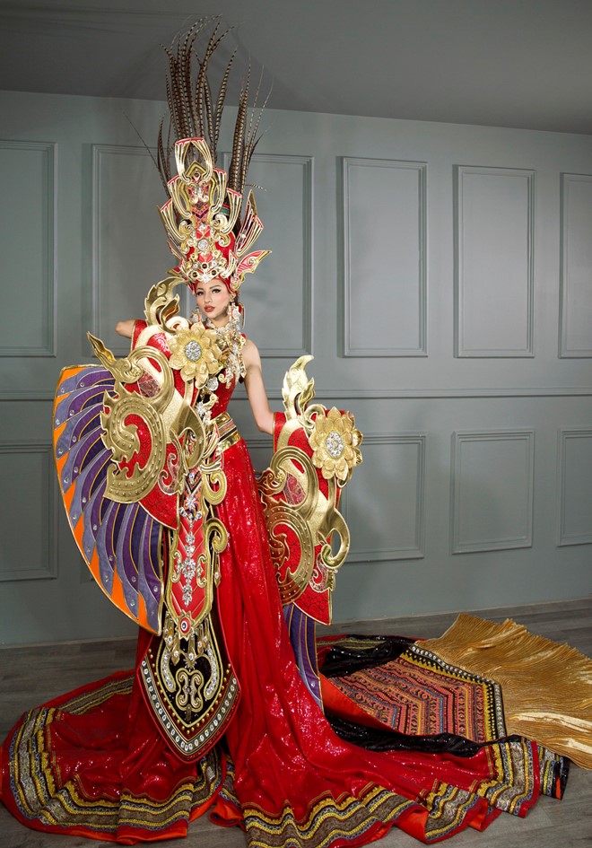 Nhà thiết kế cho hay tông chủ đạo là vàng, đỏ như nền quốc kỳ Việt Nam. Phần váy và yếm mô phỏng trang phục của cô gái Đông Sơn nhưng được cách điệu thêm với dải băng chéo vai trang trí hoa văn sóng nước và đá pha lê.