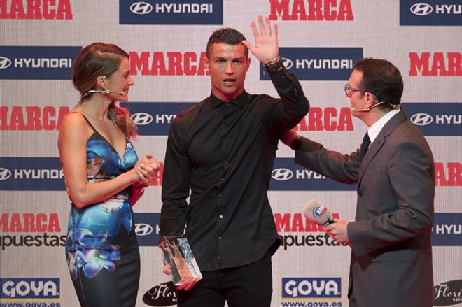 Cristiano Ronaldo trong buổi lễ nhận giải cầu thủ hay nhất La Liga mùa 2015/16 do Marca bình chọn. Ảnh: