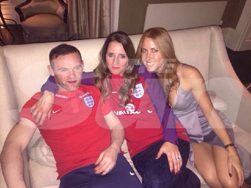 Rooney chụp ảnh cùng 2 kiều nữ ở buổi tiệc