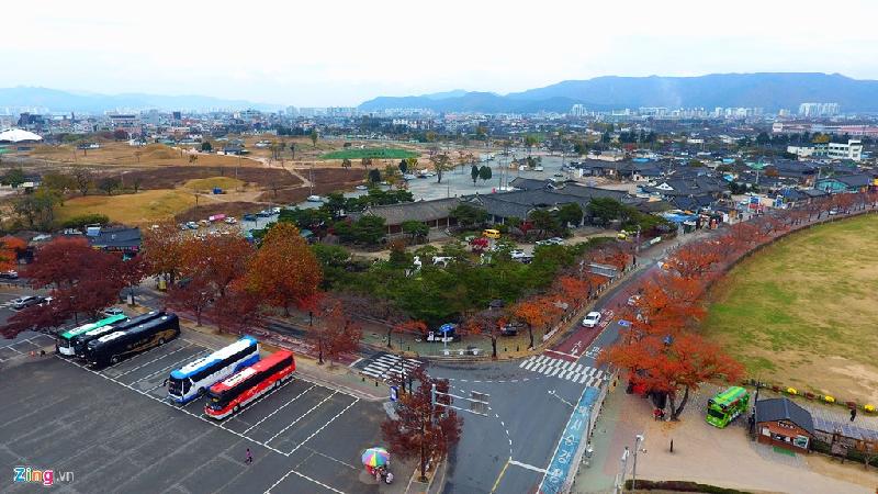 Tại điểm du lịch lăng mộ Cheonmachong thuộc tỉnh Gyeongsangbuk-do, những con đường cũng ngập các hàng cây lá đỏ.