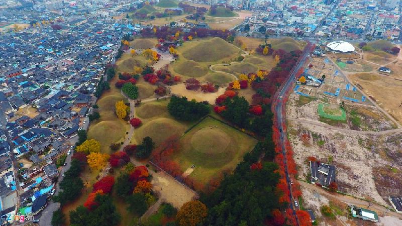 Khu lăng mộ là một trong những địa danh không thể bỏ qua nếu du khách đặt chân tới thành phố Gyeongju. Quần thể gồm 23 lăng mộ của các đời vua và quý tộc thời Silla nằm trong số 200 lăng mộ của khu di tích lịch sử Gyeongju.
