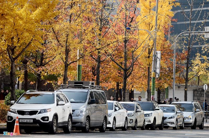 Một góc bãi đỗ xe trong khung cảnh vàng rực ở thủ đô Seoul.