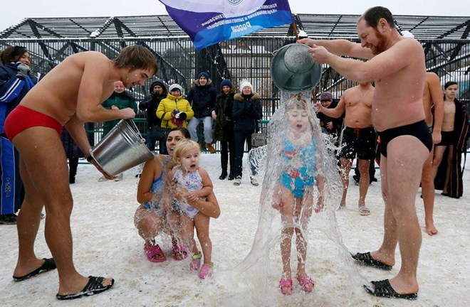 Thử thách dội nước đá lên đầu (Ice Bucket Challenge) từng 'gây sốt' một' thời nhờ ý tưởng sáng tạo nhắm tới cộng động.(Nguồn: CCTVNews)